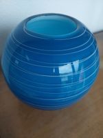Opalblaue Glasvase mit aufgeschmolzenem Glasfaden