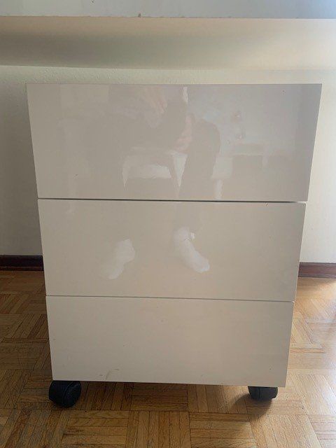 Scrivanie: bureau laqué blanc et caisson à roulettes – Usato da Genève venduto da Rohansuisse 2