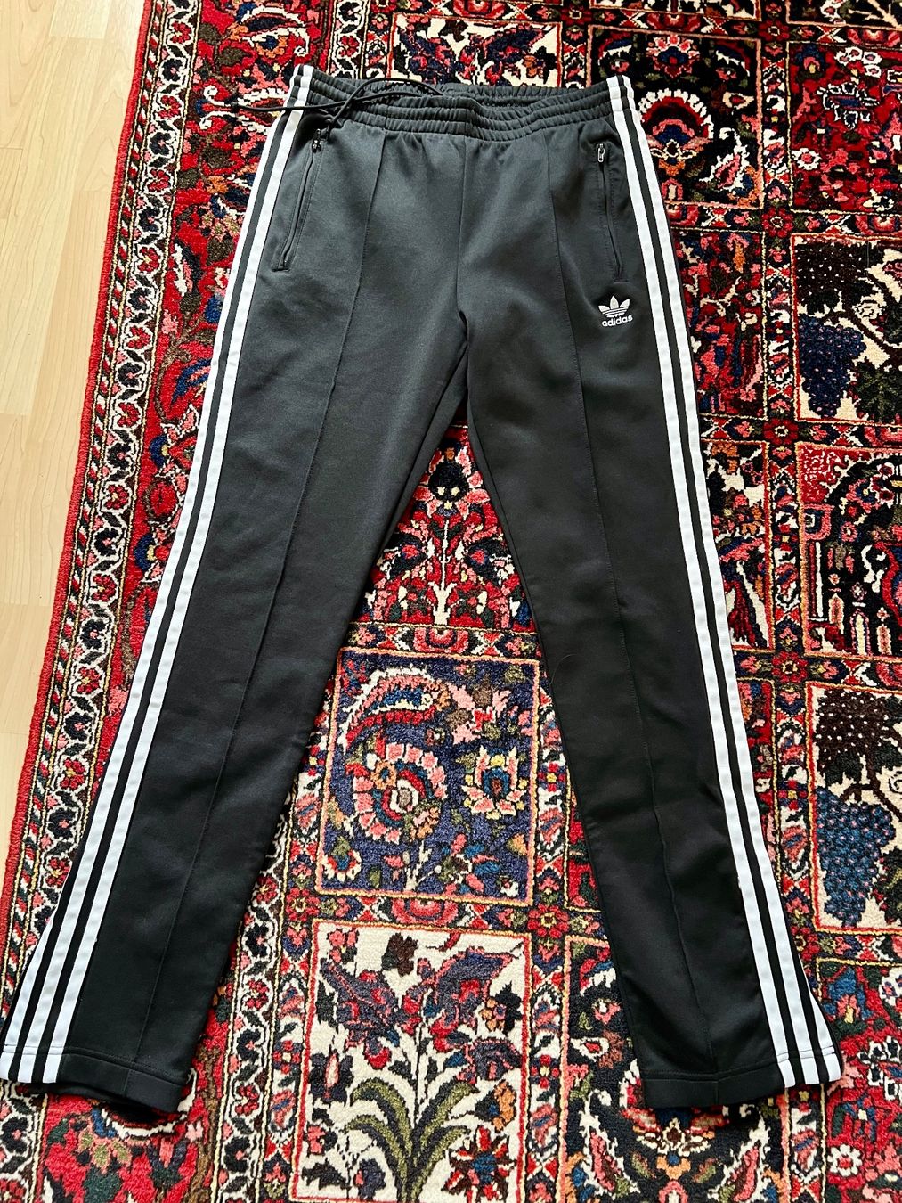 Adidas Pantaloni: Adidas Trainingshose schwarz Gr.38 – Nuovo (secondo la descrizione) da Zürich venduto da Girasole232