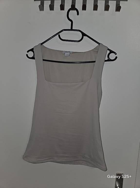 Tops: 3 Basic Tanktops – D'occasion à St. Gallen par ruz_t5lk 1