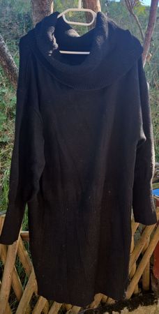Pull long col roulé noir taille 52