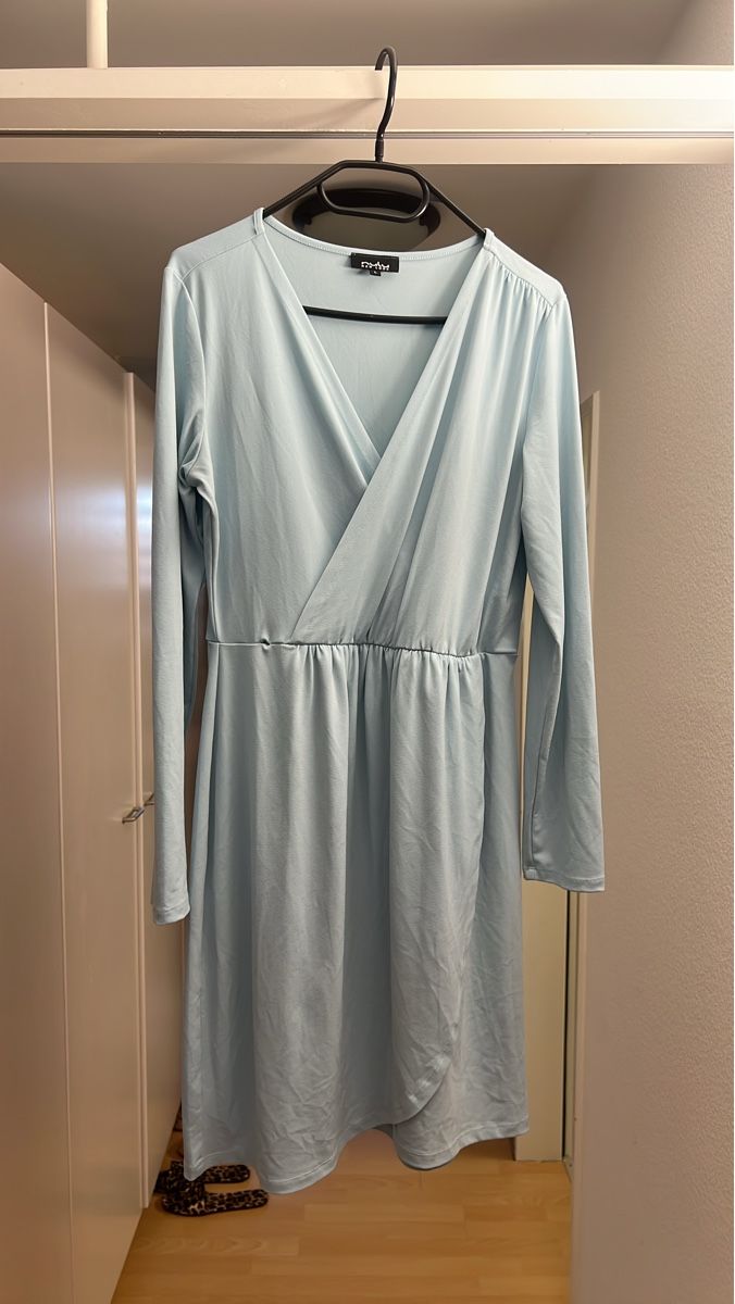Kleider: Nulu - Elastische Damen Kleid hellblau Grösse L – Neu und originalverpackt aus Zürich von gri_bdj5