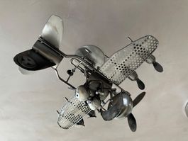 Metallflugzeug mit zwei Figuren für Weinflasche