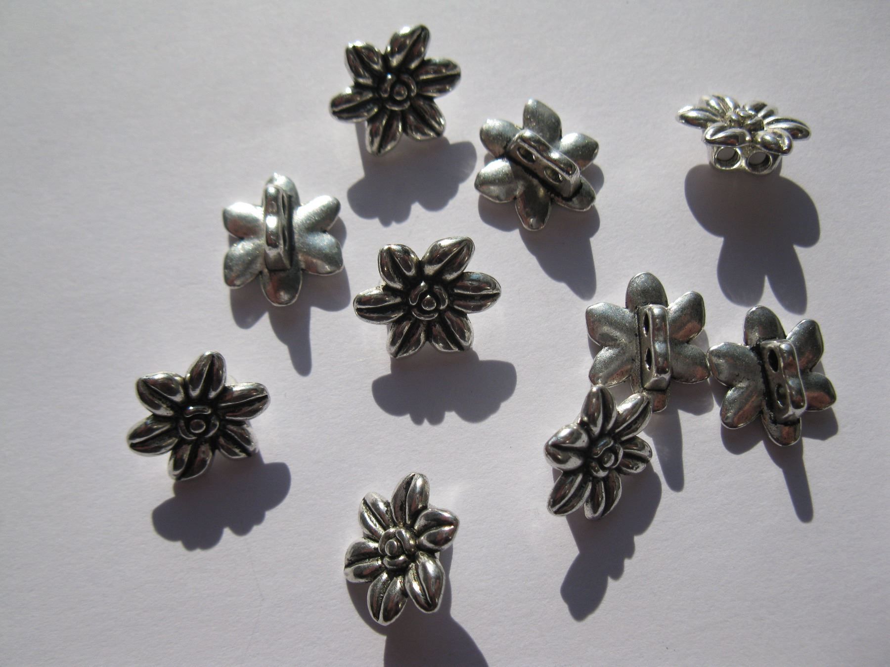 Perlen (unechte): 5 Zierelemente Edelweiss 14mm – Neu und originalverpackt aus St. Margarethen TG von LuanaKa 2