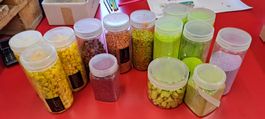 farbiger Sand und Steine zu Dekozwecken