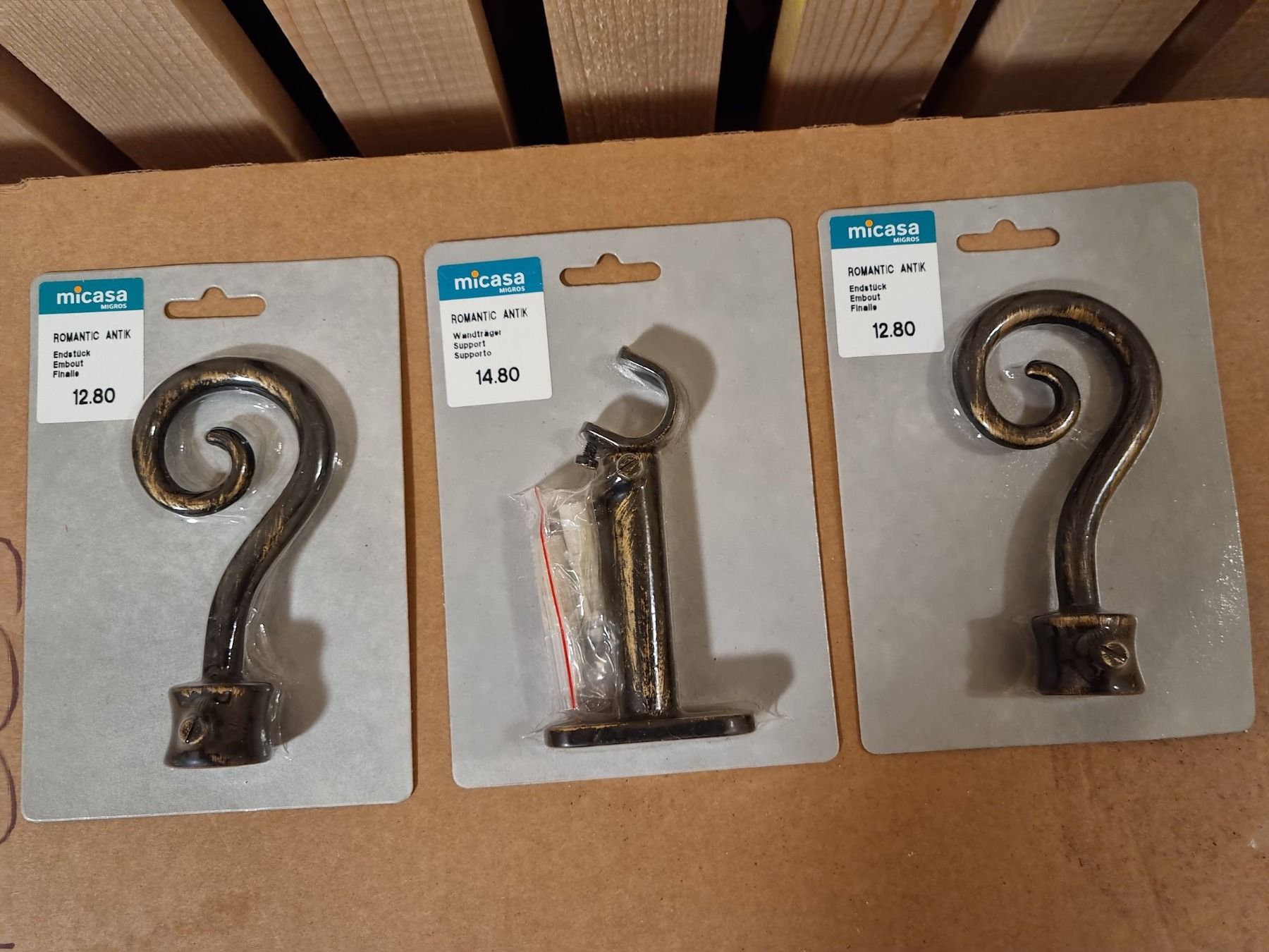 Appendiabiti: Curtain rod and hanger – Nuovo e nell'imballaggio originale da Le Locle venduto da vri_c59x