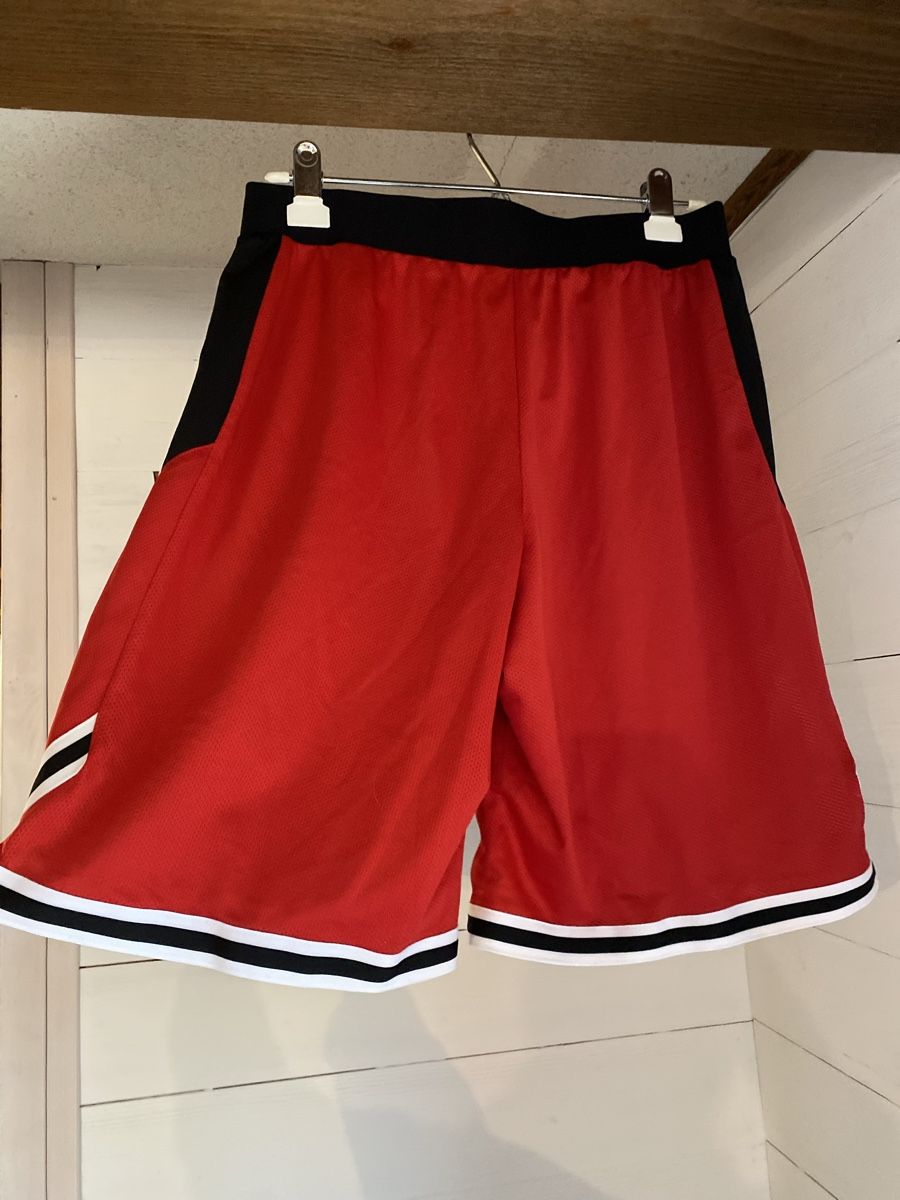 Pantaloni: Red basketball shorts  – Usato da St-Cergue venduto da noabzz 1