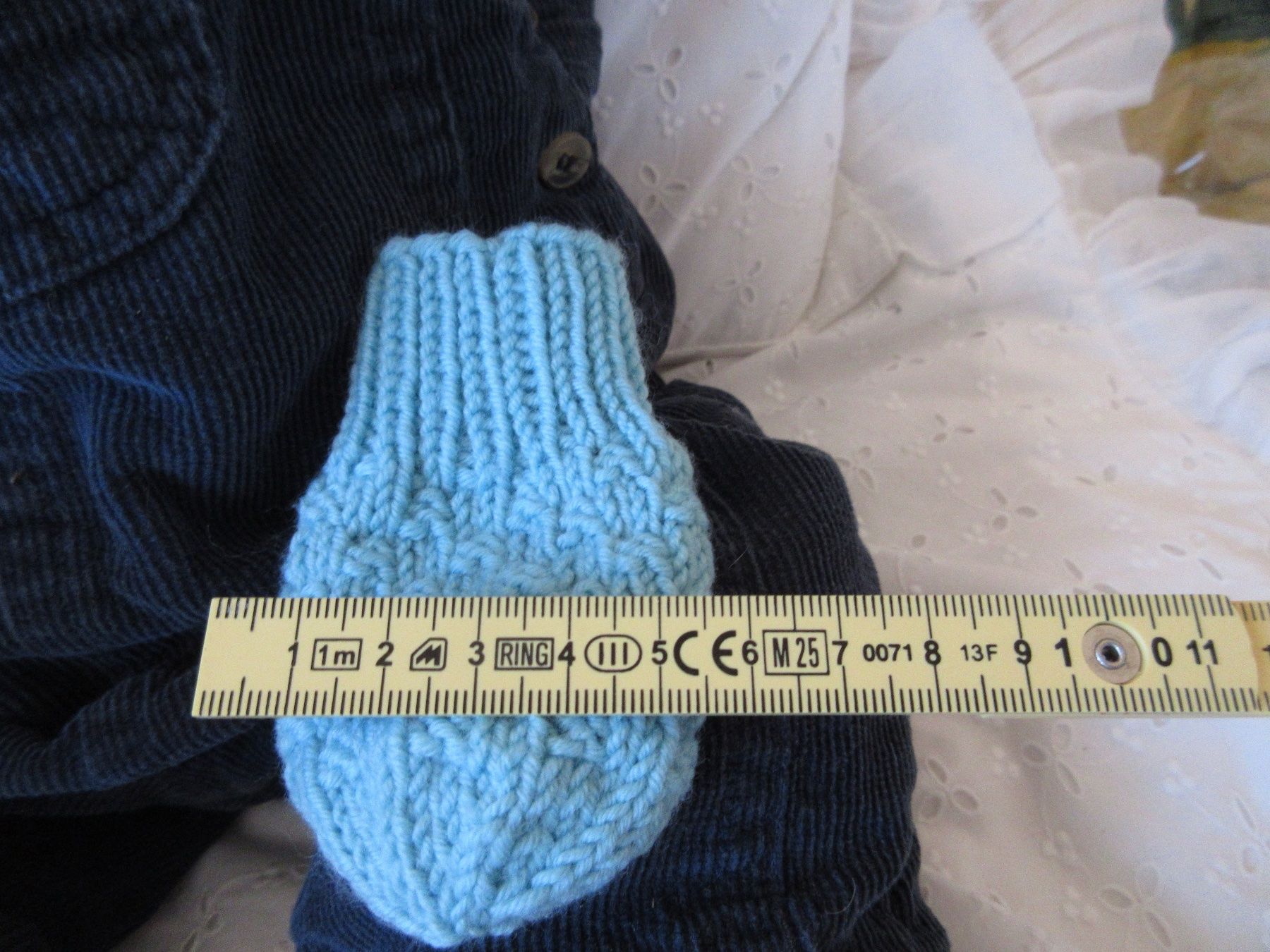 Kinderhandschuhe: Gestrickte Baby oder Puppen Handschuhe, Fäustlinge, hellblau – Gebraucht aus Egg b. Zürich von Mogli93 2