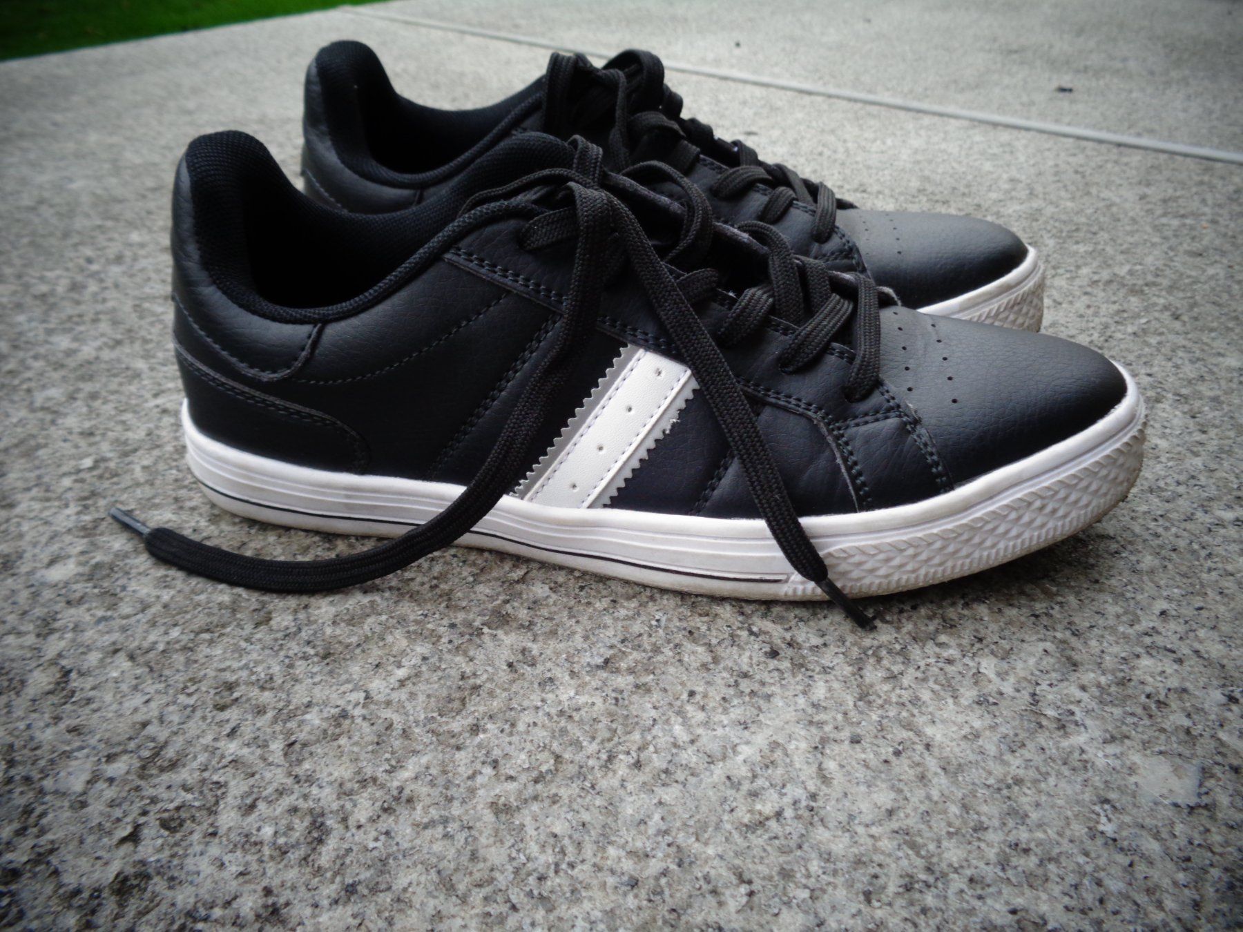 Scarpe per ragazzi: Sneaker in Lederlook  Gr. 37 schwarz – Usato da Jonschwil venduto da sonja8472 1