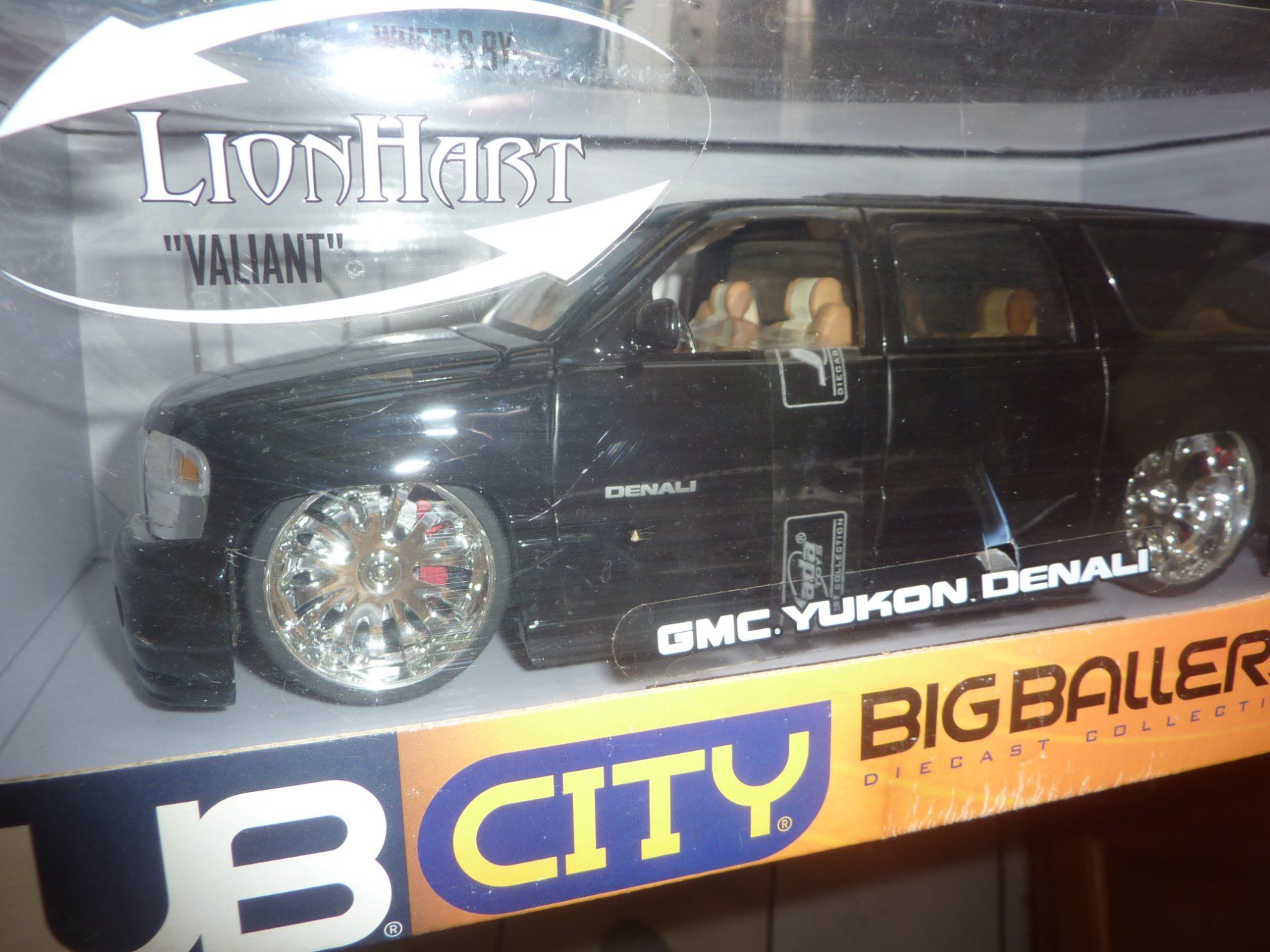 GMC Modellini d'auto: GMC YUKON – Nuovo e nell'imballaggio originale da Balsthal venduto da bouteliee