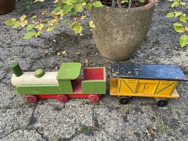 Lokomotive mit Güterwagen Holz