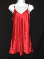 chemise de nuit satinée rouge