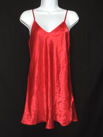 chemise de nuit satinée rouge