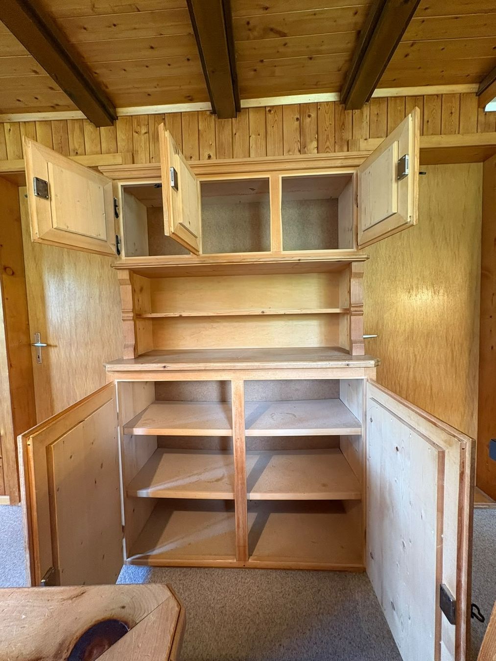Buffets: Anrichte, Buffet Holz mit Schnitzereien – D'occasion à Embrach par nkar 1