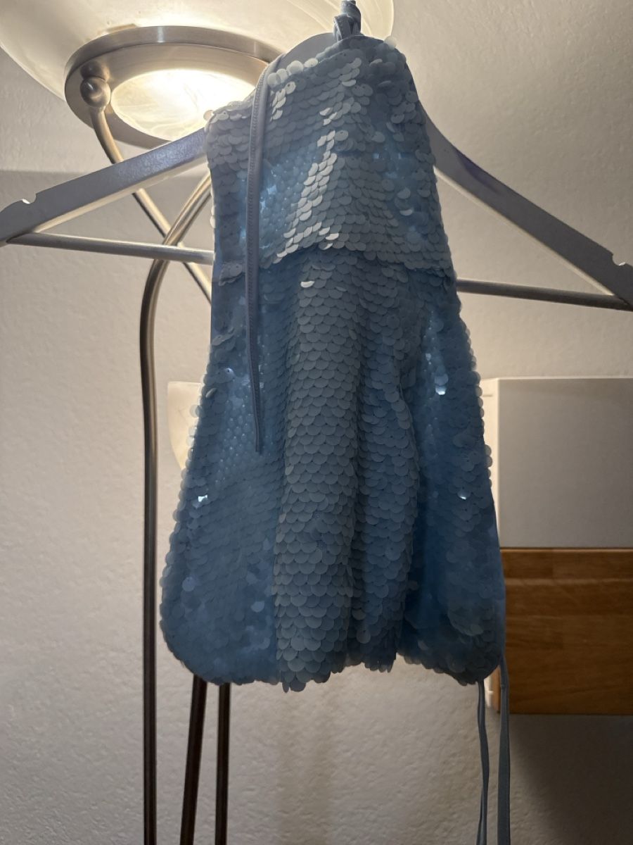 Top: Hals-Top Pailletten hellblau Grösse XS neuwertig – Nuovo (secondo la descrizione) da Langenthal venduto da raz_q7jm 1