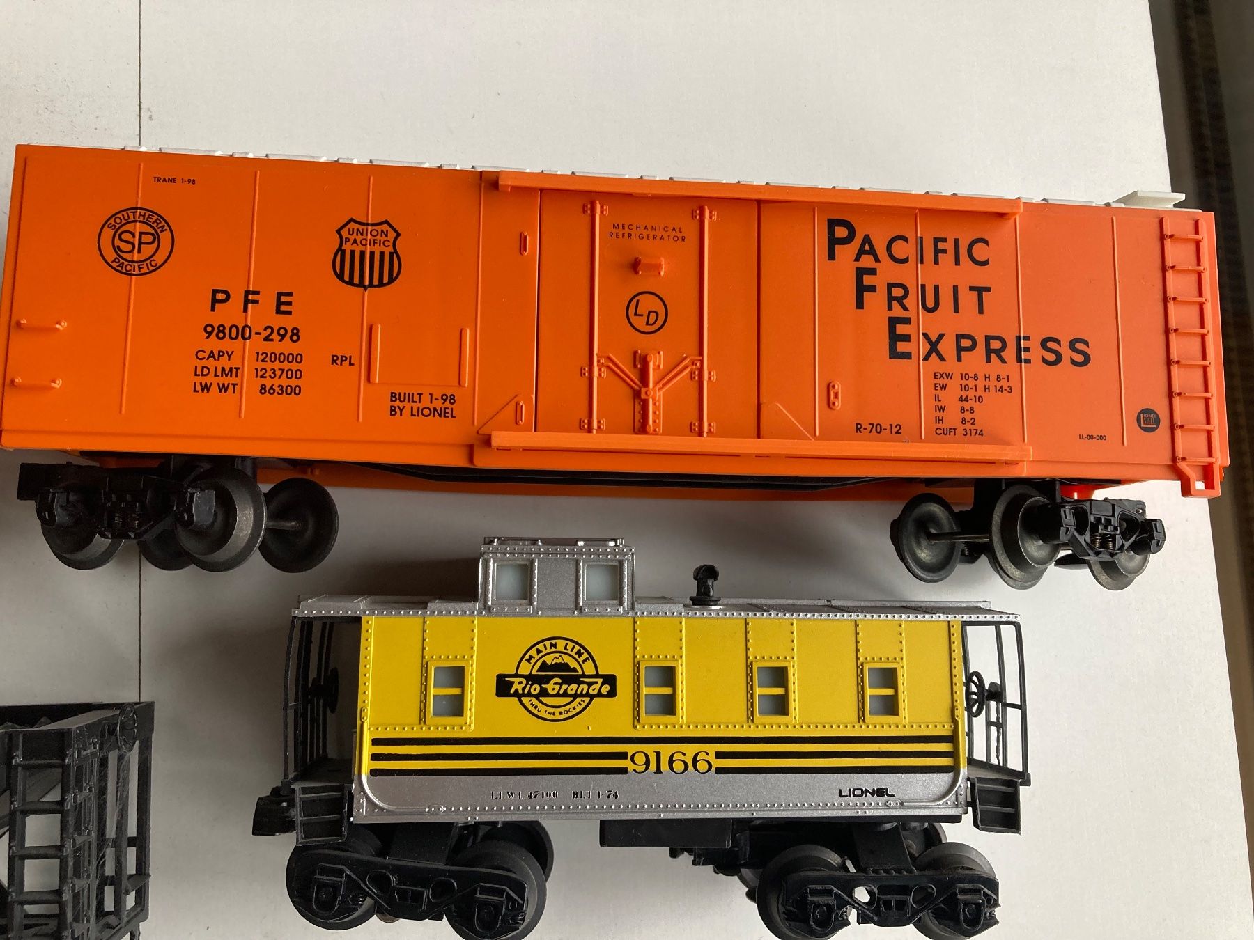 Modellini di ferrovie: 4er Set Spur 0 Güterwagen USA mit Figur – Usato da Büsserach venduto da ModellbahnDepot 6