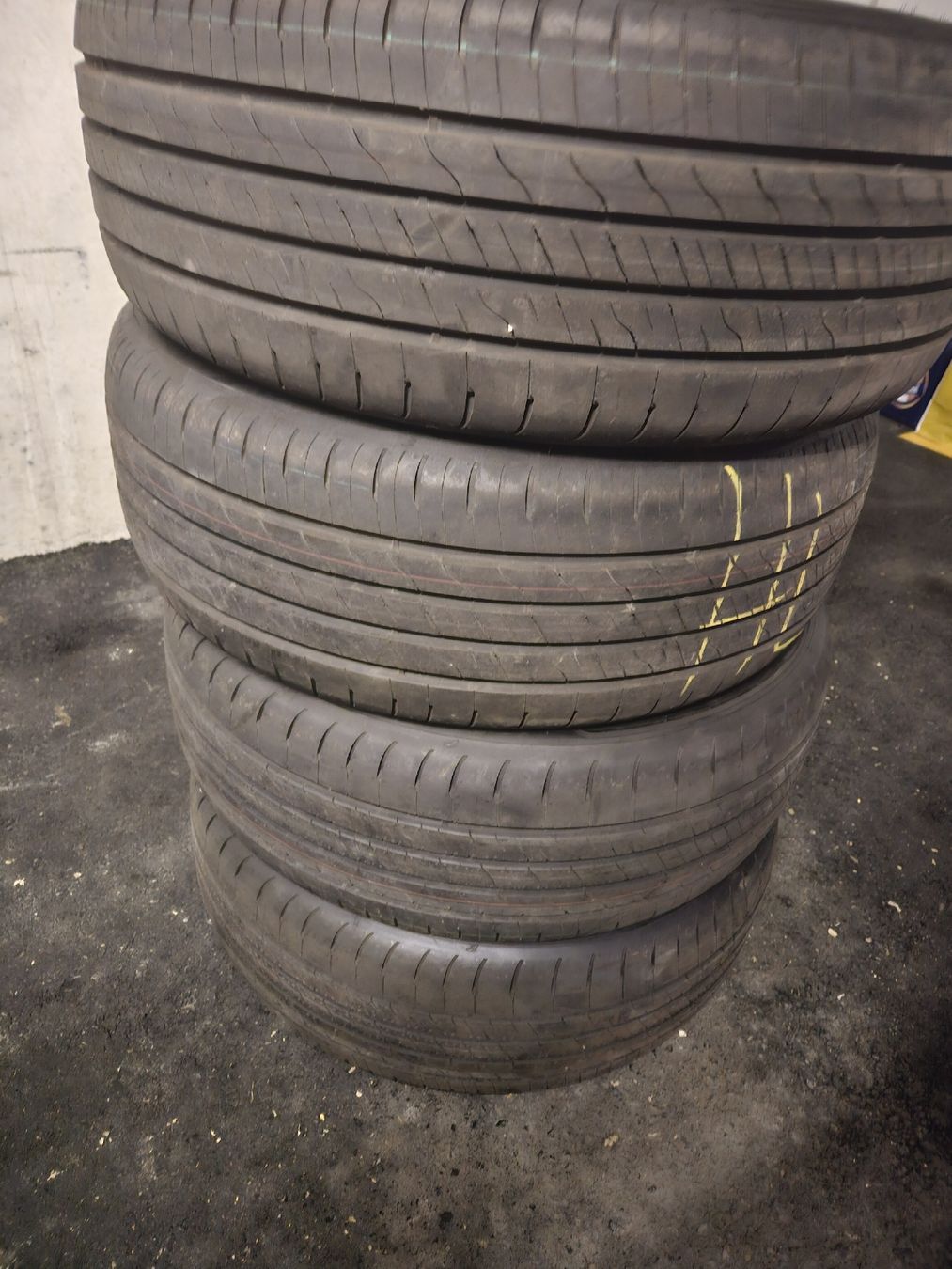 Goodyear Pneumatici & Ruote complete: Sommerreifen 225/50 R19 praktisch neu – Nuovo (secondo la descrizione) da Beringen venduto da Solaia95