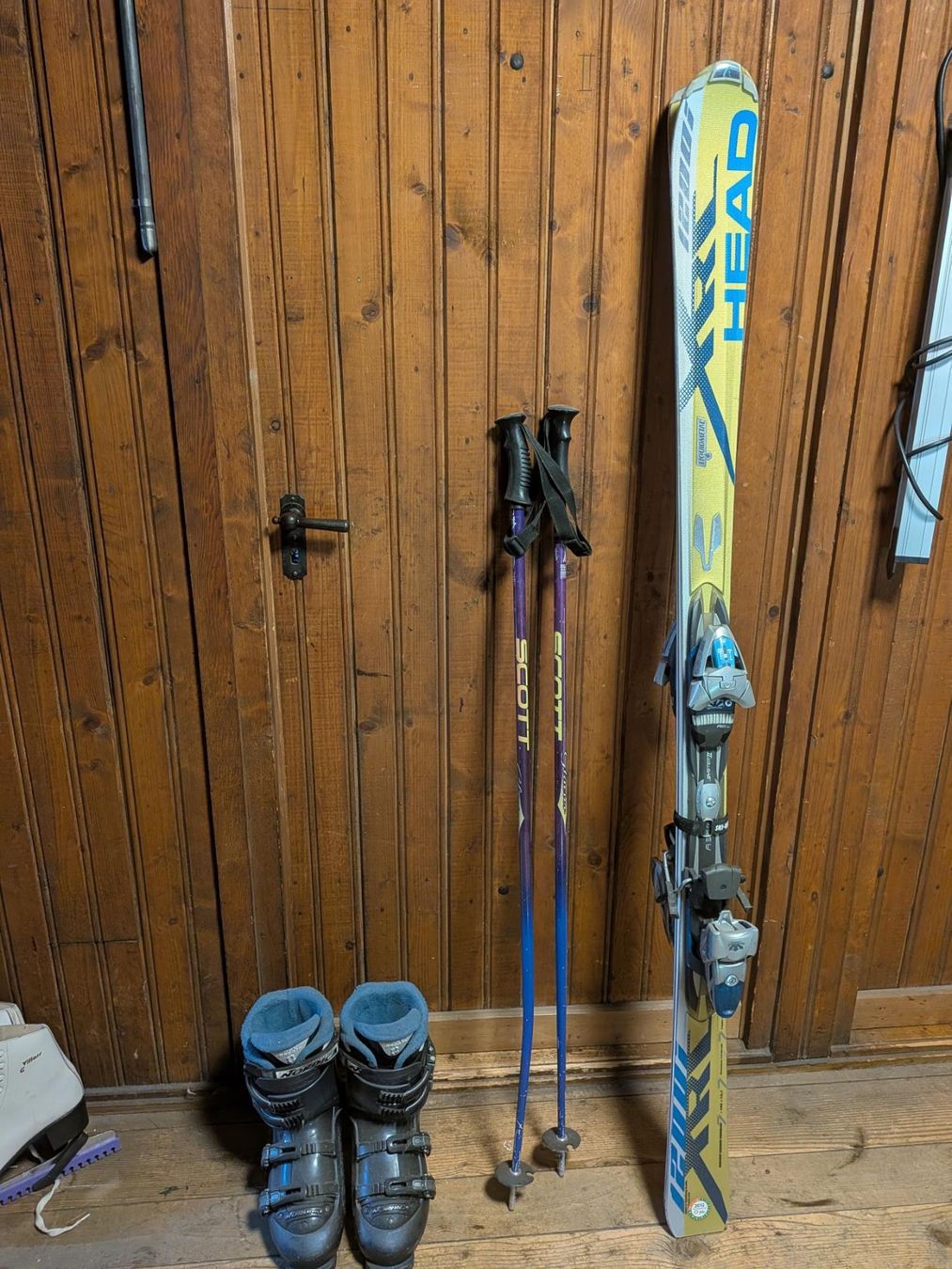Head Sci: Ski-Set: HEAD Ski mit Stöcke & Skischuhe – Usato da Bern venduto da sut_5f9k