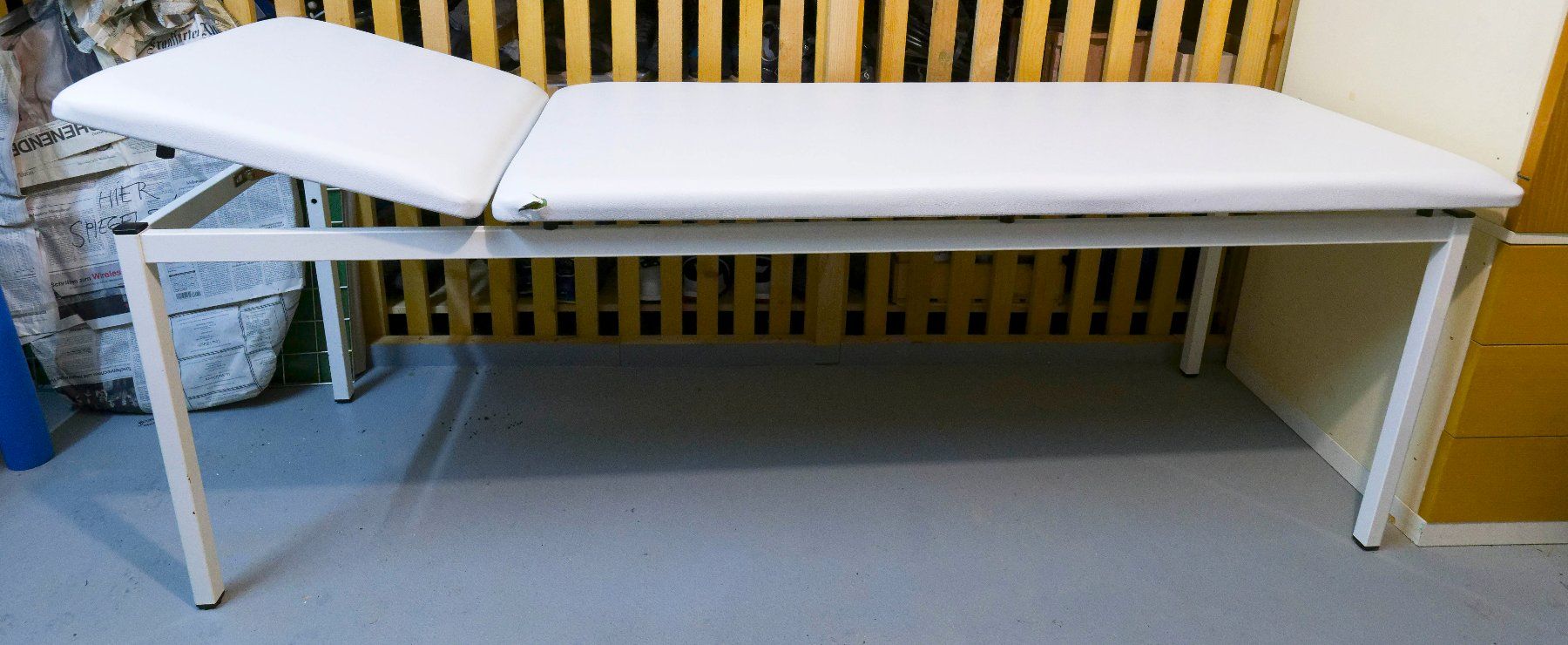 Kosmetik-& Massageliegen: Massageliege weiss – Gebraucht aus JONA von gjp