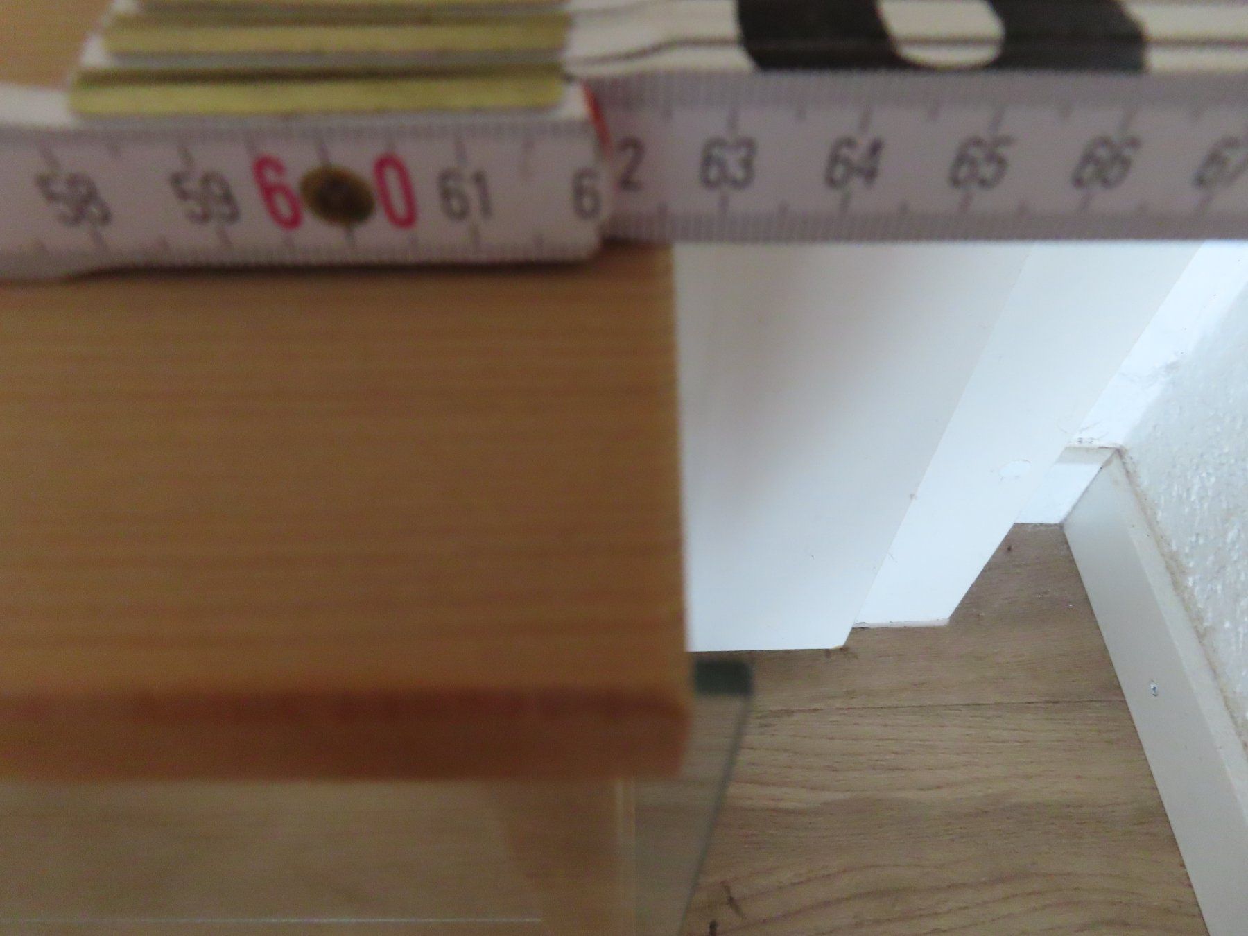 Vitrinen: Kleine Vitrine mit 4 Tablar Einschübe Gebraucht, mit 2 Tabl. – Gebraucht aus Egerkingen von 190-48Turbostar 4