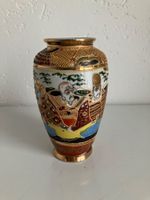 Satsuma Vase Japan. Feine Malerei mit Goldauflage