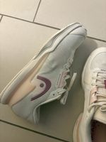 Women tennis shoes 