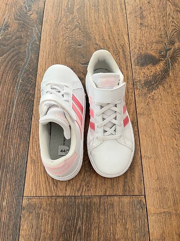 Schuhe für Mädchen: neuwertige Adidas Schuhe, Grösse 32 – Gebraucht aus Münsingen von nicole19198 1