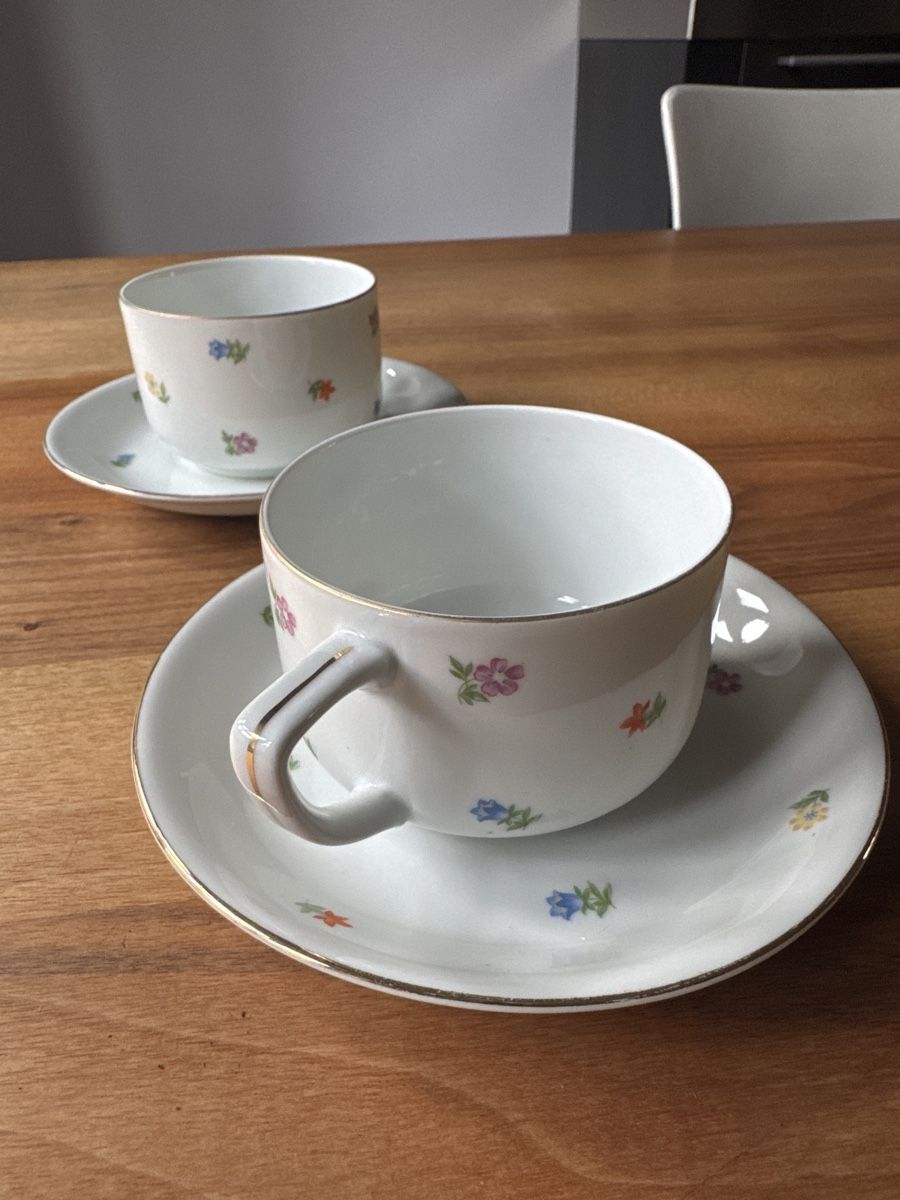 Tassen: Hübsche Teetasse mit Untertasse und Blumendekor – Gebraucht aus Basel von pat_7vp2 1