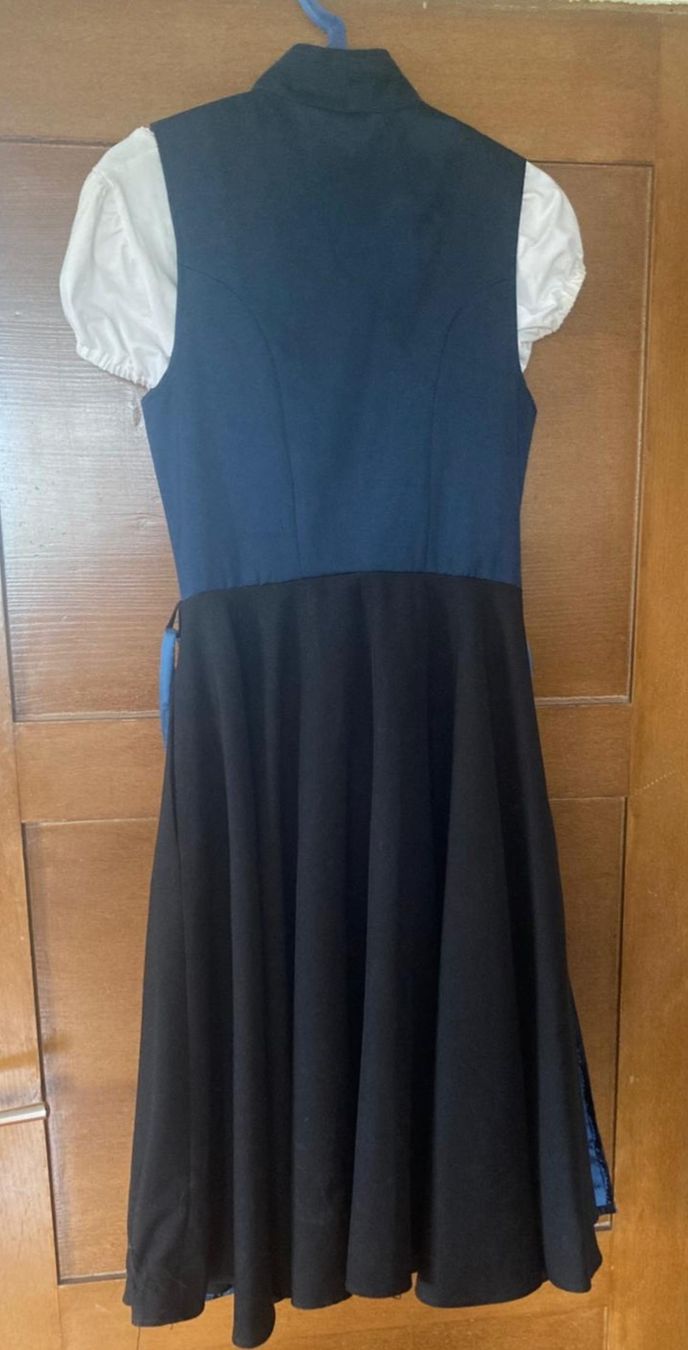 Costumi: Elegantes Dirndl in Blau mit Blumenmuster, Grösse 36 – Usato da Aarwangen venduto da hirschit 1