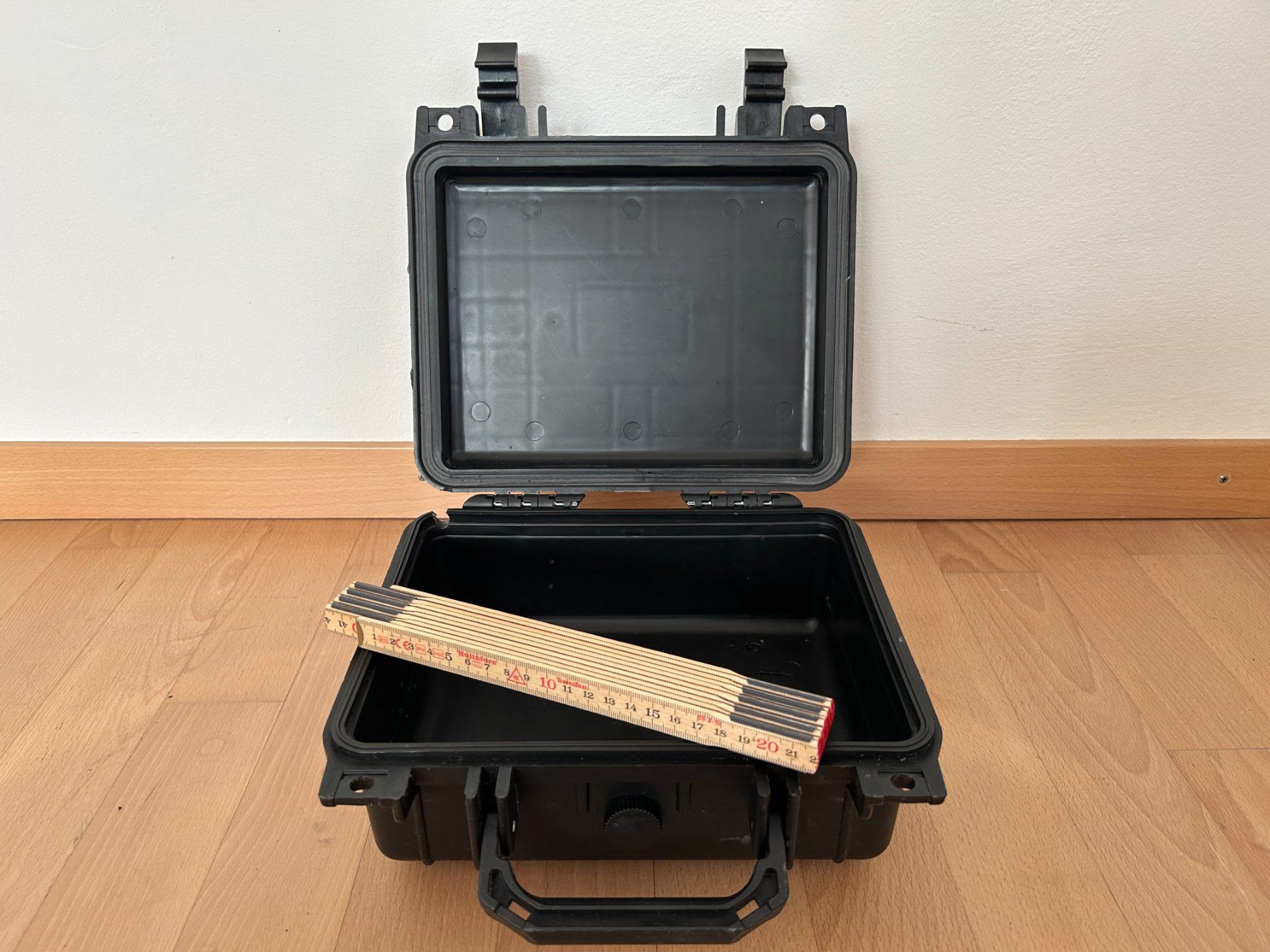 Valises de voyage: Robuster kleiner Kunststoff-Koffer – D'occasion à Stäfa par cka_5r5z 2