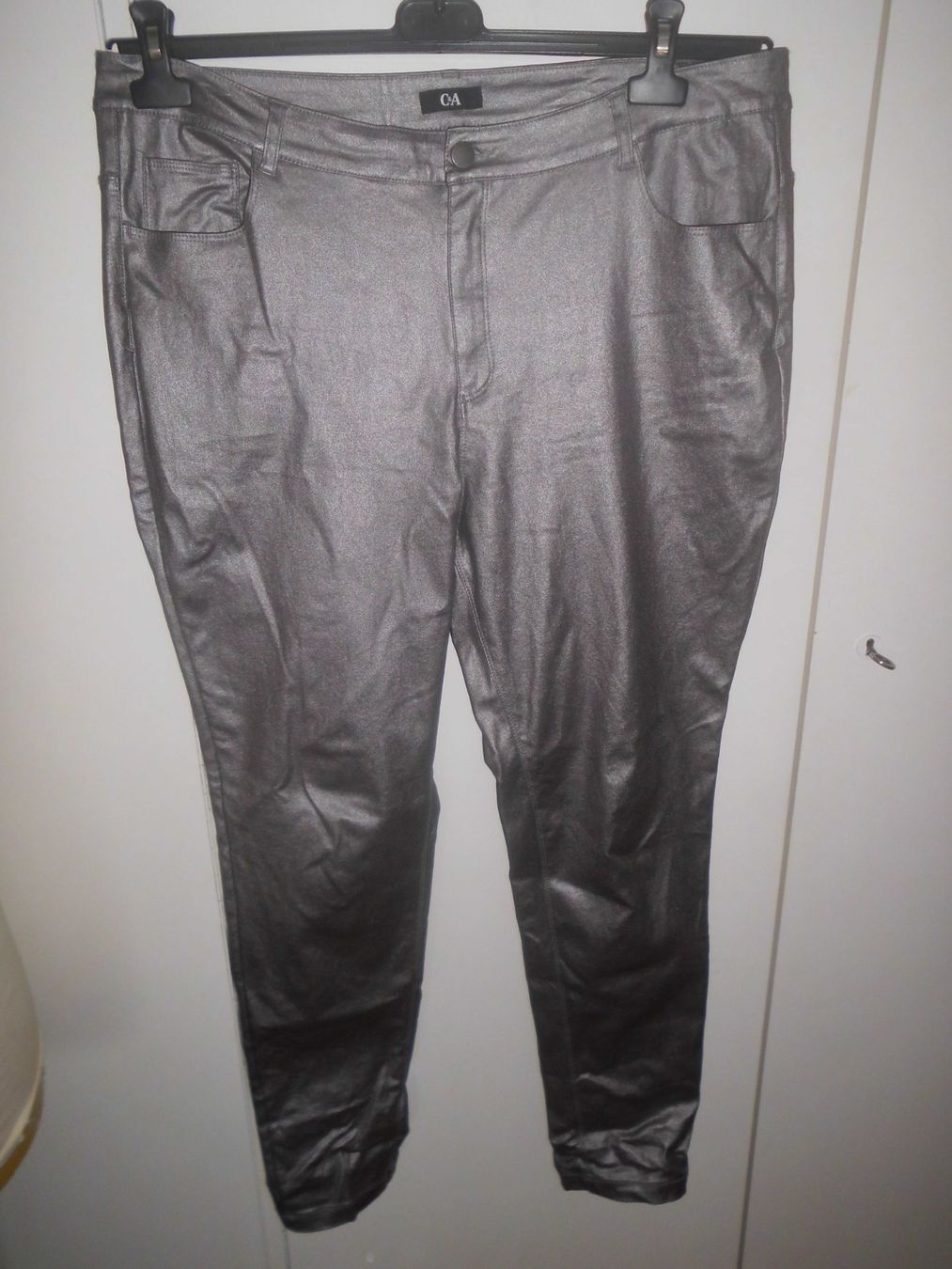 C&A Pantaloni: Pantalon argenté T. 48 – Usato da Marin-Epagnier venduto da Madja