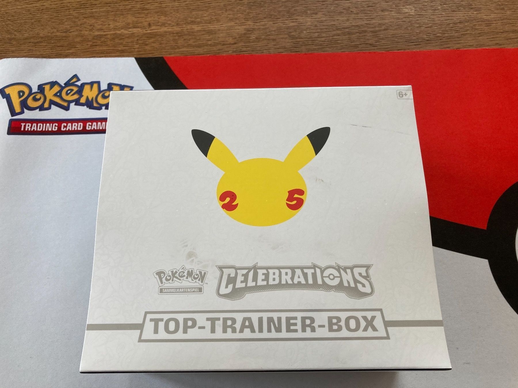 Pokémon Sammelbilder & Trading cards: Pokemon Celebrations Top Trainer-Box DE – Gebraucht aus Küssnacht am Rigi von Ebikoner 7