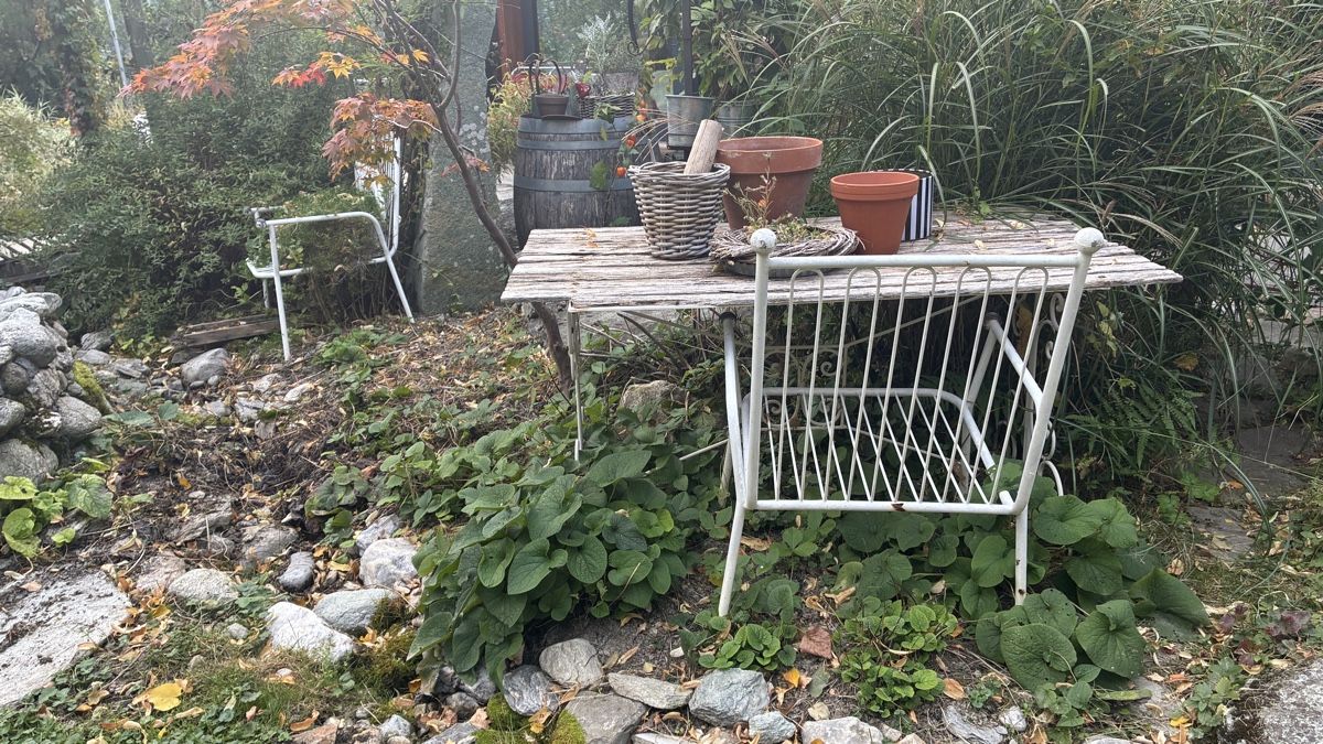 Set di tavolo e panche: GARTENMÖBEL TISCH und 2 STÜHLE – Usato da Pignia venduto da nelson80