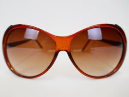 Rötliche Sonnenbrille mit Metallbügel