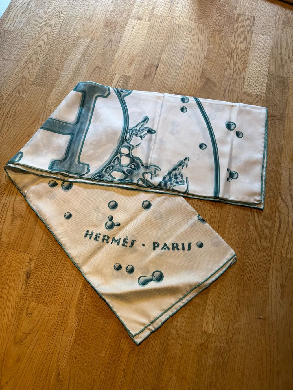 Hermès Foulard & Sciarpe: Authentic Vif Argent HERMES Silk Scarf – Usato da Grund b. Gstaad venduto da ReLuxe 7