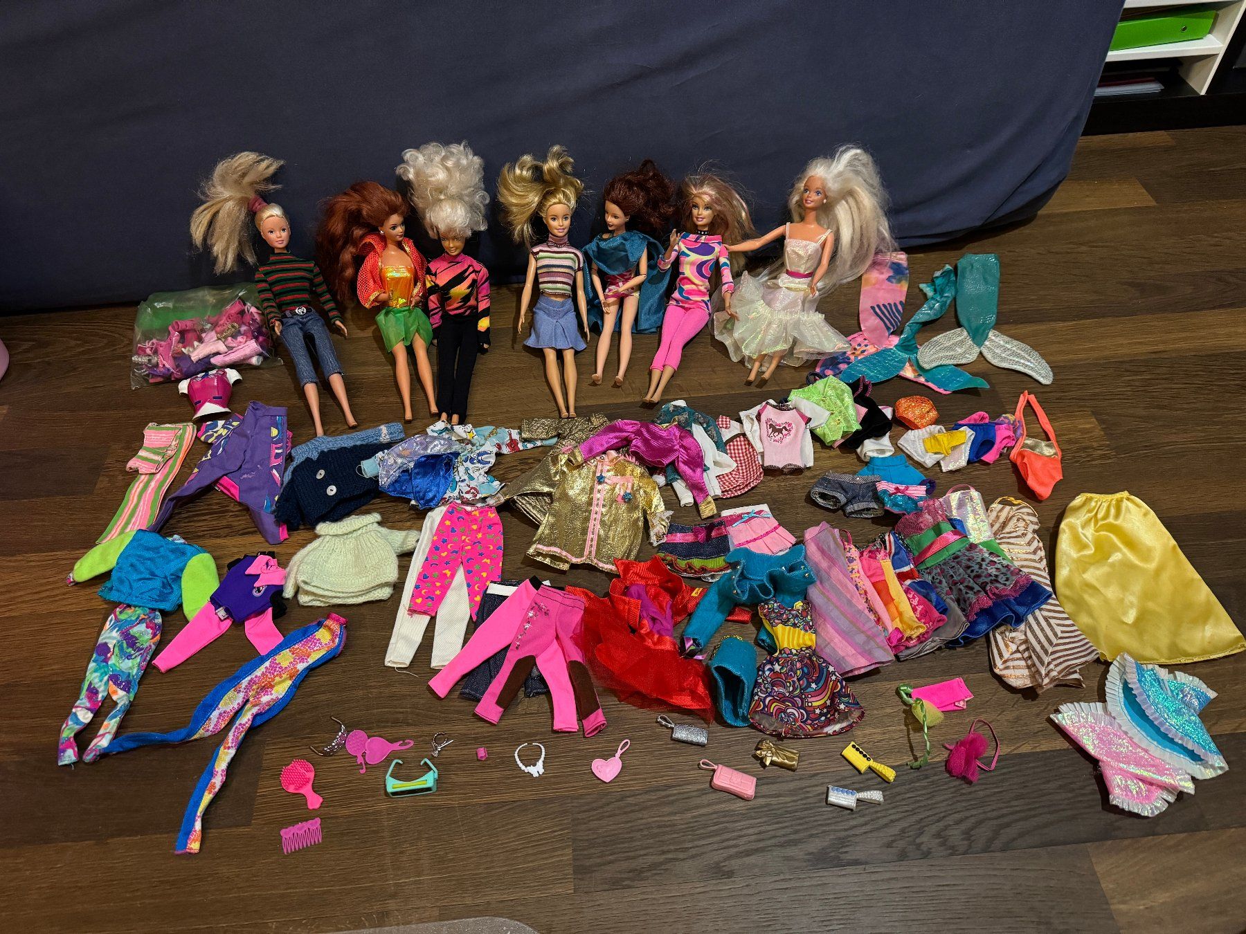 Puppen: Barbies mit Kleidern und Acessoires – Gebraucht aus Würenlos von  2