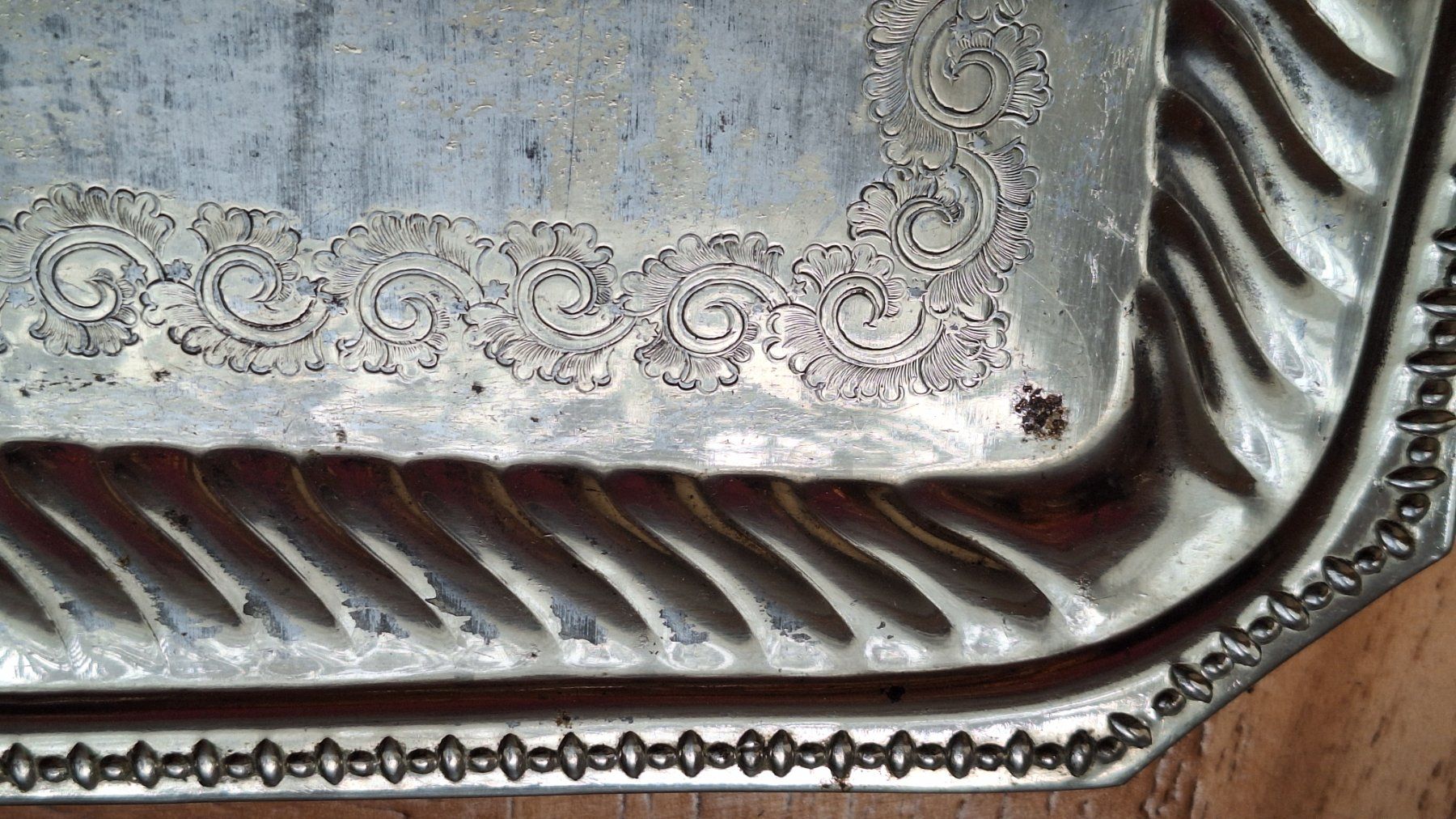 Plateaux: altes Metall Tablett mit schönem Muster – D'occasion à Dornach par majo8689 2