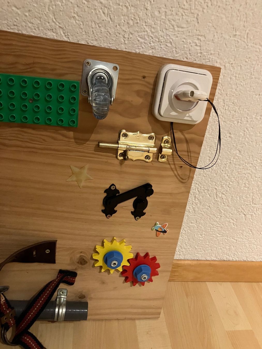 Spielzeuge: Motorikwand Montessori – Gebraucht aus Niederglatt ZH von  3