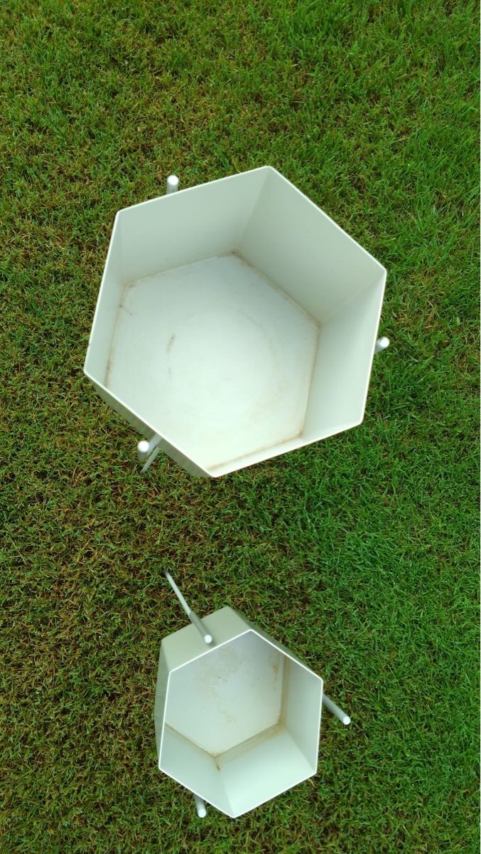 Ferm living Vasi per fiori: Ferm Living Hexagonal Pot inkl Plant Stand – Usato da Zürich venduto da k4zh 3