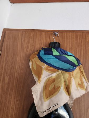 Foulard soie  Ted Lapidus vintage motif floral( défauts)