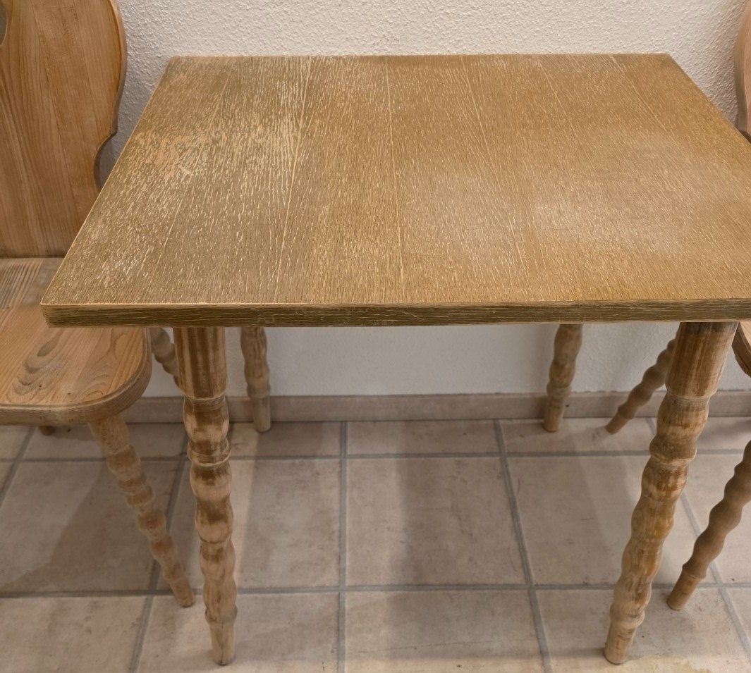 Set di tavolo e panche: Kleiner Tisch mit 2 Stabellen – ehemals Voglauer Möbel – Usato da Flums venduto da Flumsantik 1