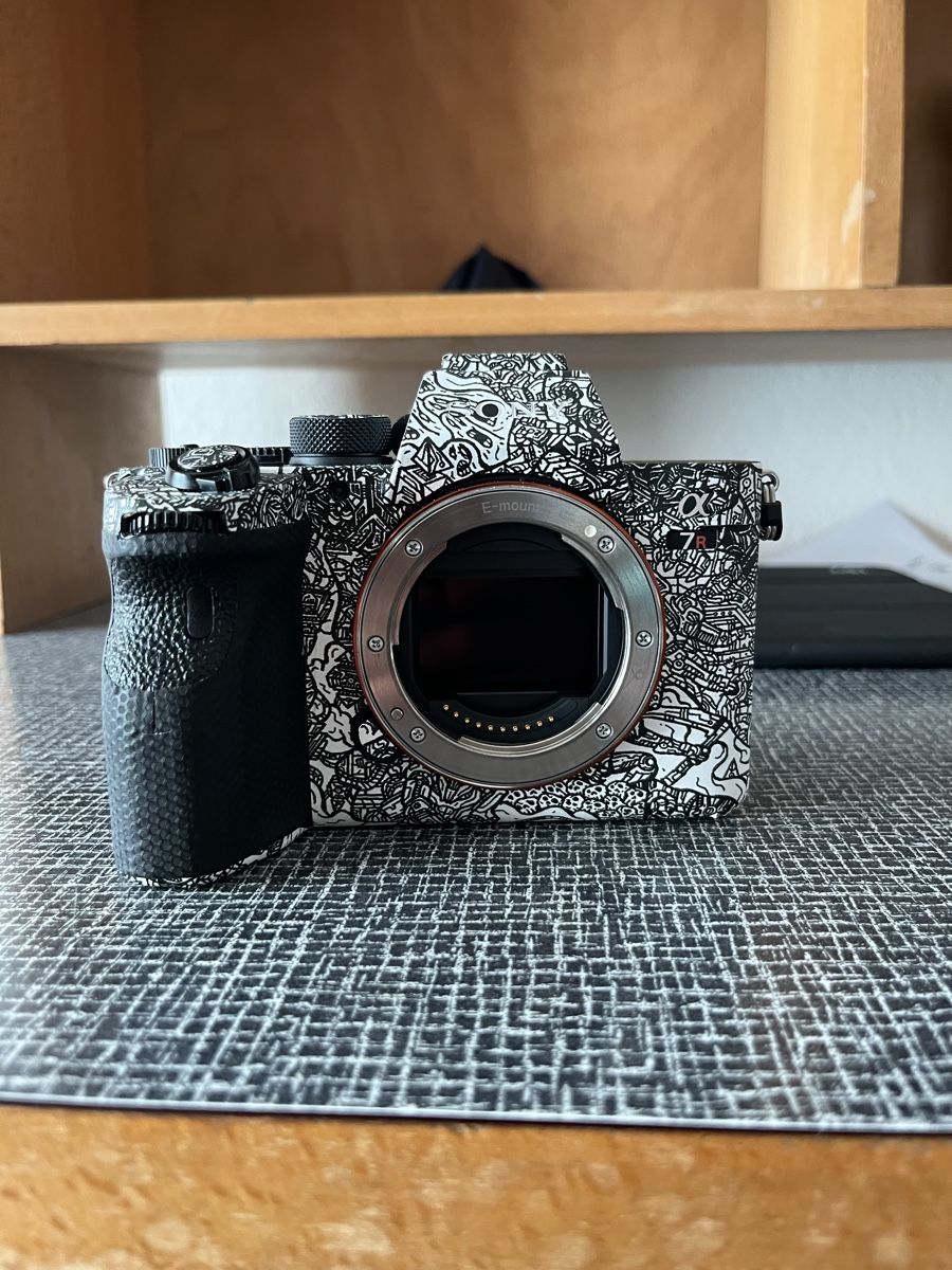 Sony Fotocamera: Sony Alpha 7RIV- Custom Skin - – Nuovo (secondo la descrizione) da Basel venduto da VictorHMolina 1
