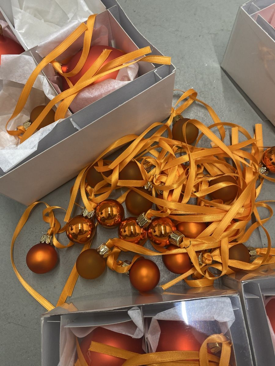 Globus Alle Dekorationen: Weihnachtskugeln Globus orange diverse Grössen  – Gebraucht aus Zollikon von Dory11 3