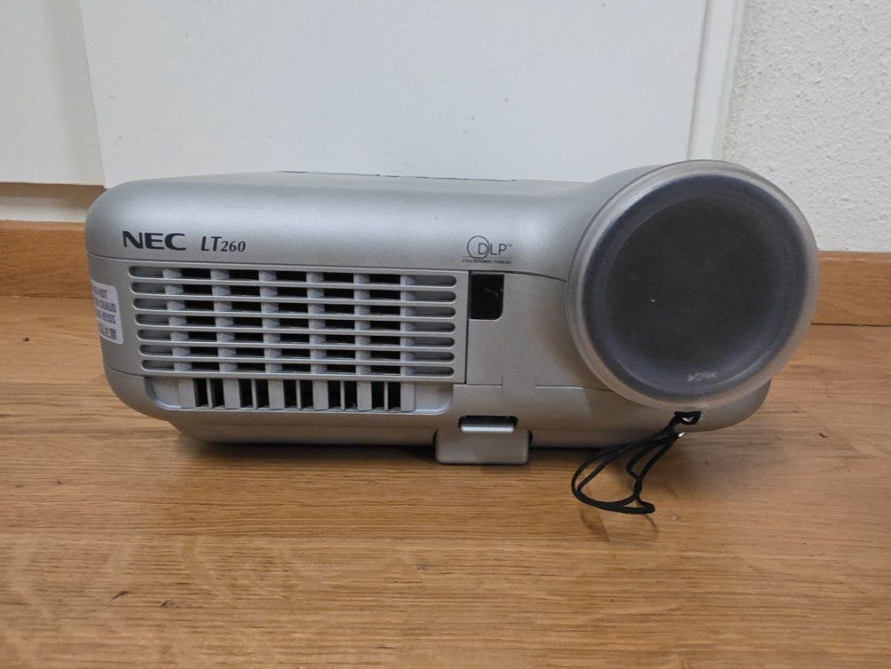 Nec Proiettori: NEC LT260 Beamer/Projektor – Usato da Bern venduto da KavIndustries