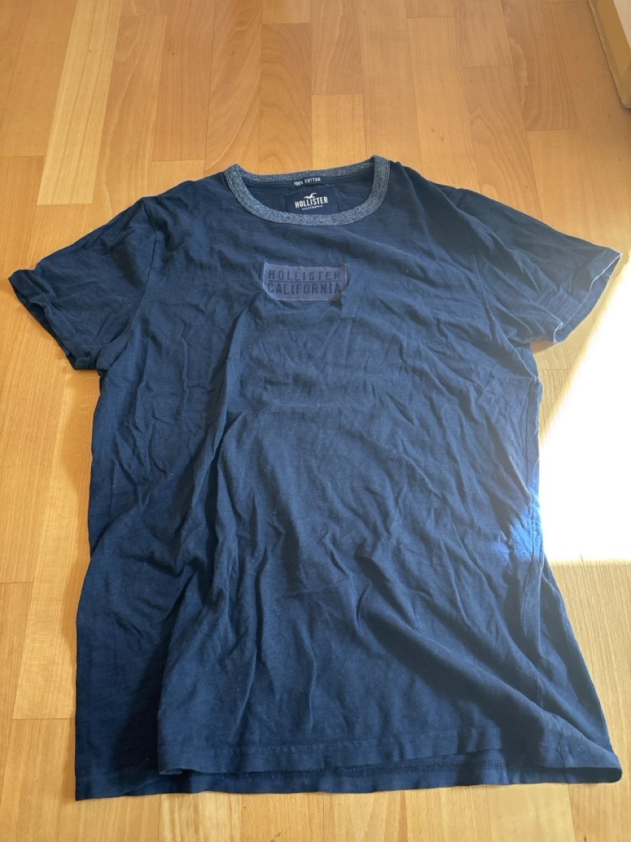 Hollister T-shirt: Hollister Blue T-Shirt – Usato da Chexbres venduto da doe_xns6