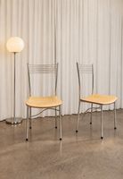 2 moderne Vintage-Stühle mit Chromgestell und Holzsitz – Mid