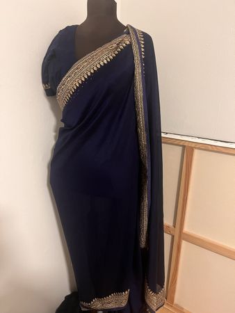 Elegantes Indisches Sari Set, Dunkelblau mit Gold Applikatio