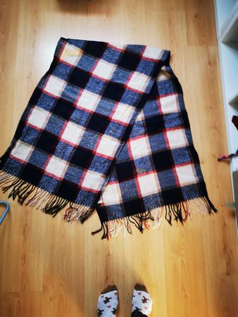 Schöner Winterschal kariert blau/weiss/rot Fransen