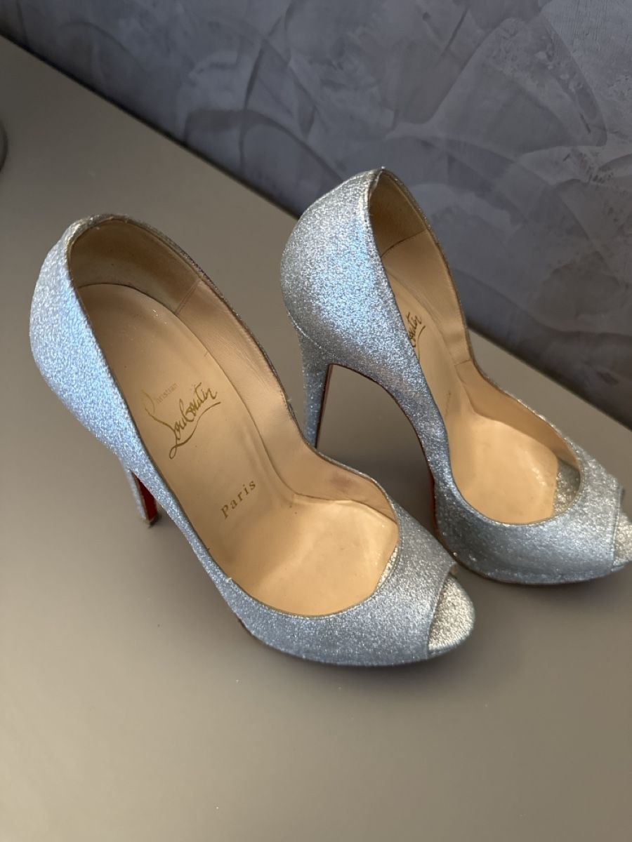Christian Louboutin Damenschuhe: Silver Glitter Peep Toe Heels Size 36.5 – Gebraucht aus Lugano von og4_h9b8 6