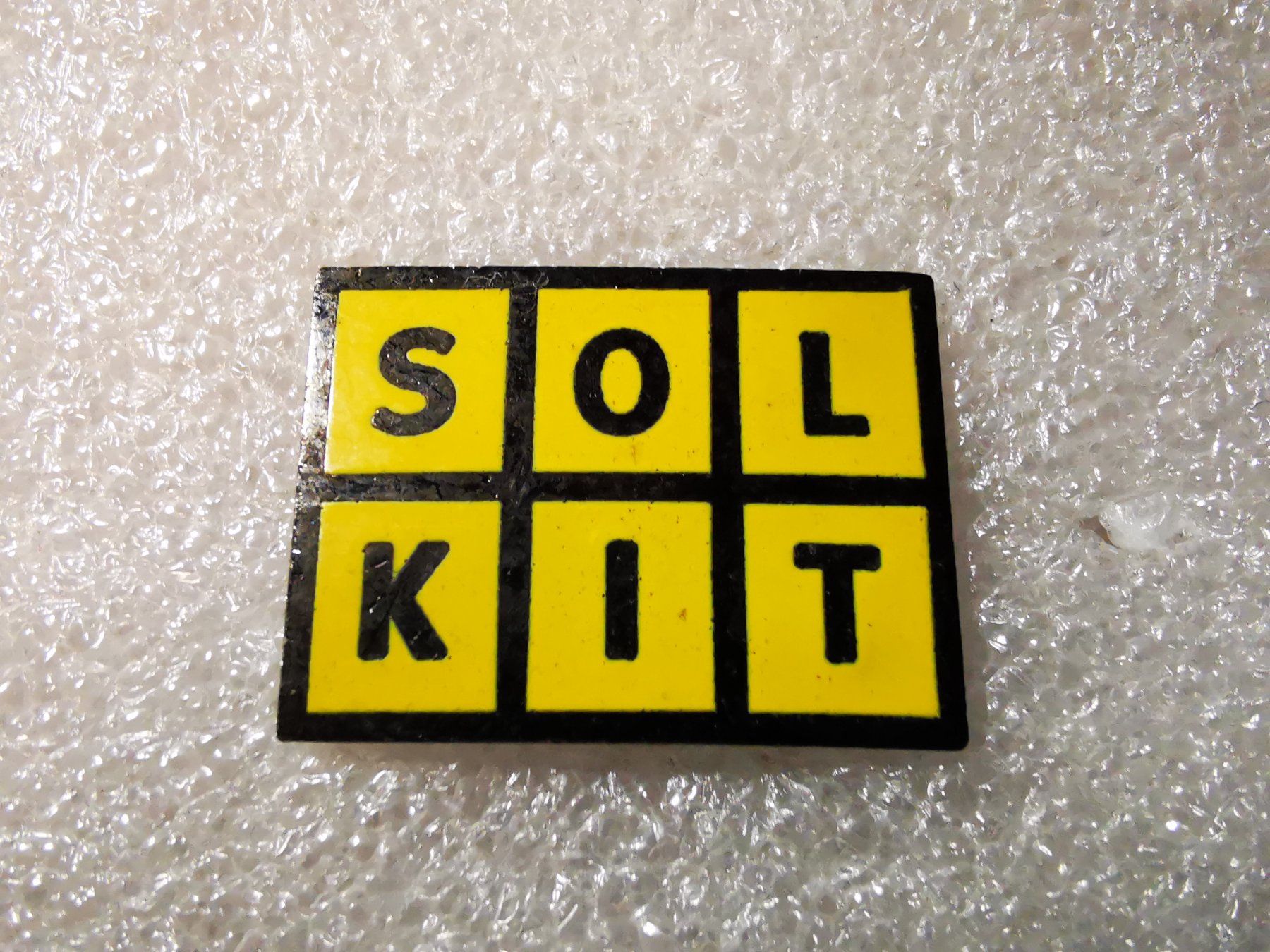 Plaquettes & Badges: Ansteckpin 4: Sol Kit Solkit – D'occasion à Oppligen par Pin-Fall-Shop